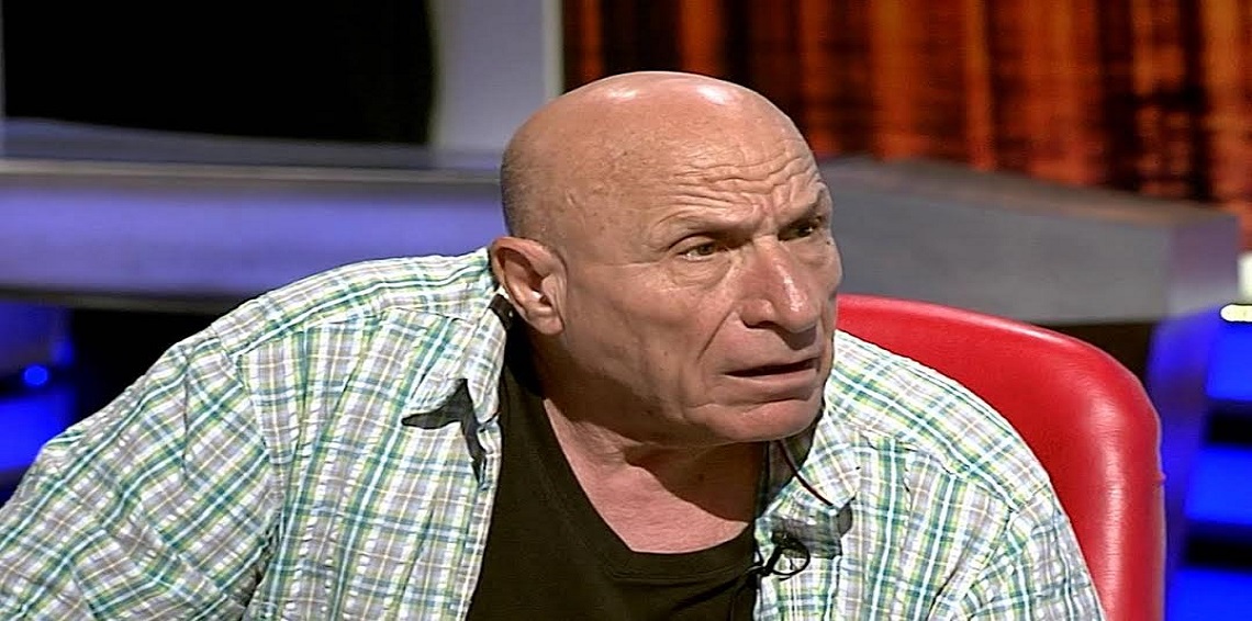 بالفيديو قناة تلفزيونية تجبر روائيا (ملحدا)