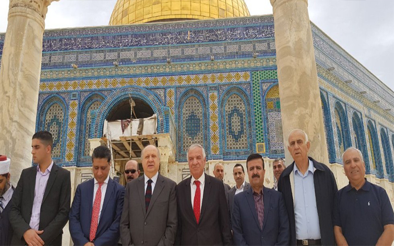 وزير الثقافة نبيه شقم يزور المسجد