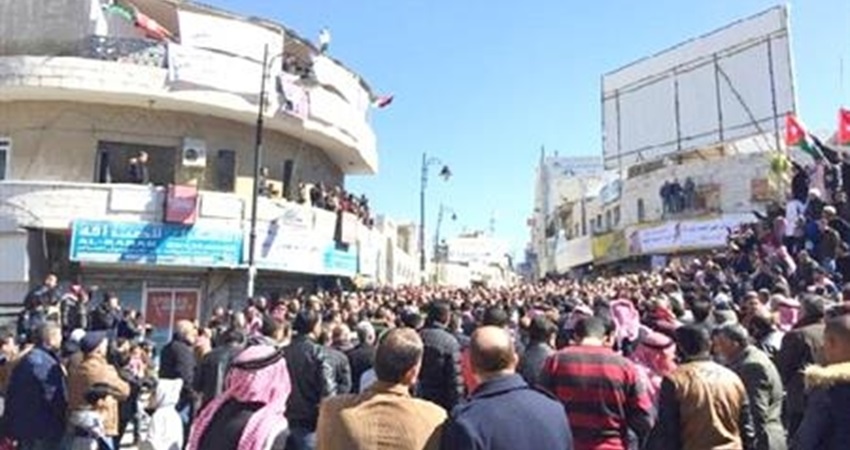 مسيرة في الكرك احتجاجا على قرارات