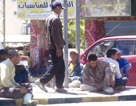 العمل: ترجح وجود مليون عامل وافد