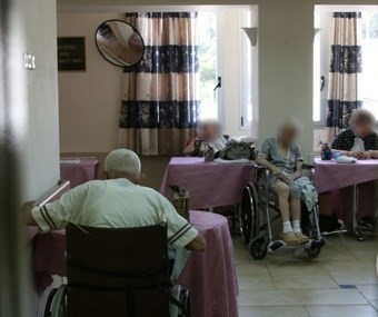 عجوز اسرائيلية تقتل زميلتها في بيت