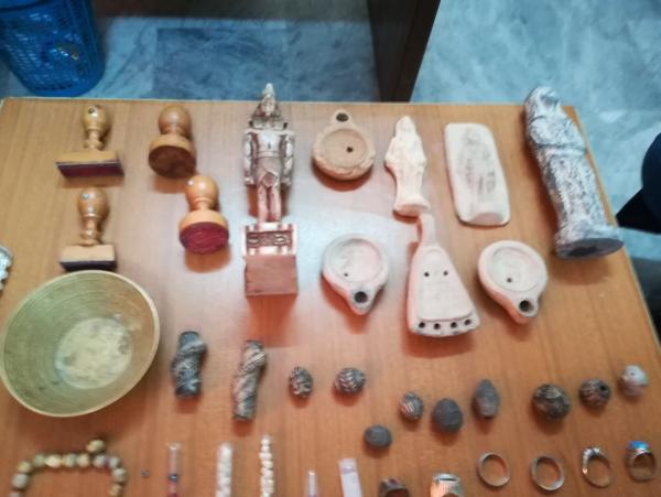 ضبط شخص بحوزته قطع أثرية بنية