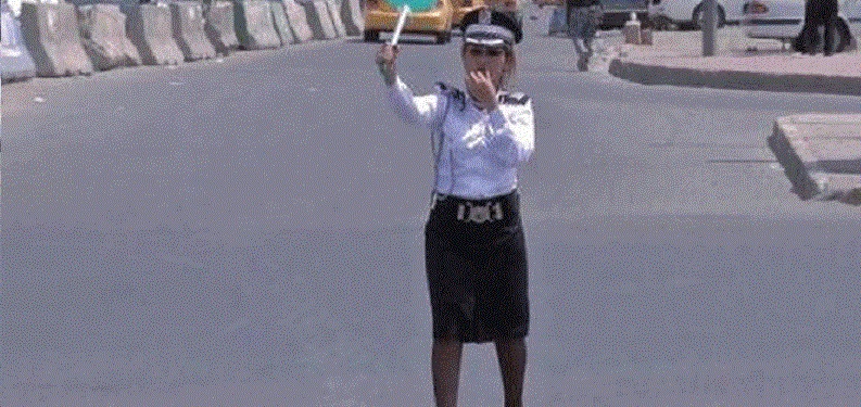 الجنس الناعم ينظم المرور بشوارع بغداد