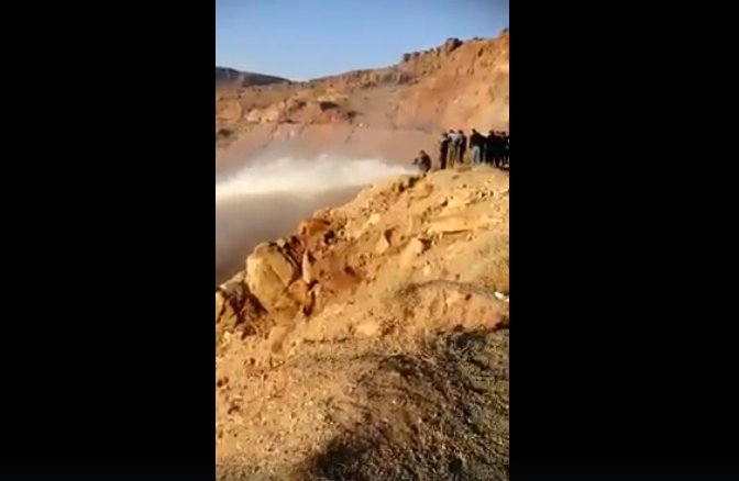 بالفيديو: شاهد انفجار عين ماء في