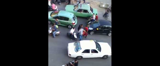 طفل يرمي نفسه تحت السيارات في