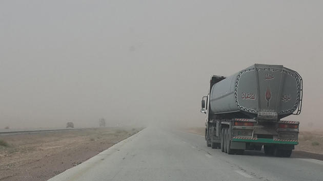 الطريق الصحراوي مغلق بسبب الغبار.. والأمن