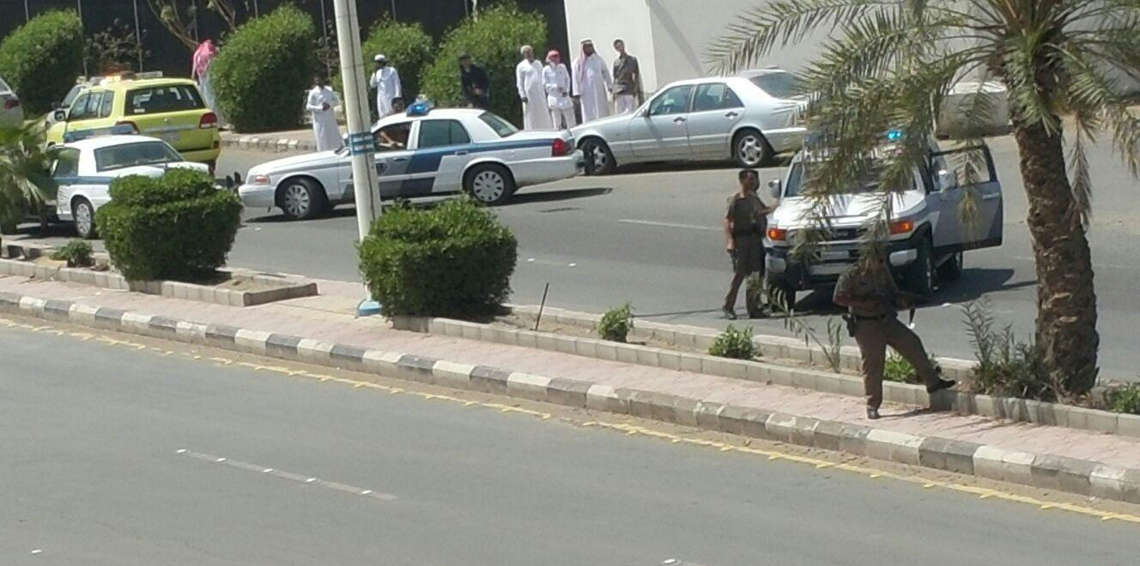 سيدة تقتحم بنكا محاولة طعن موظف