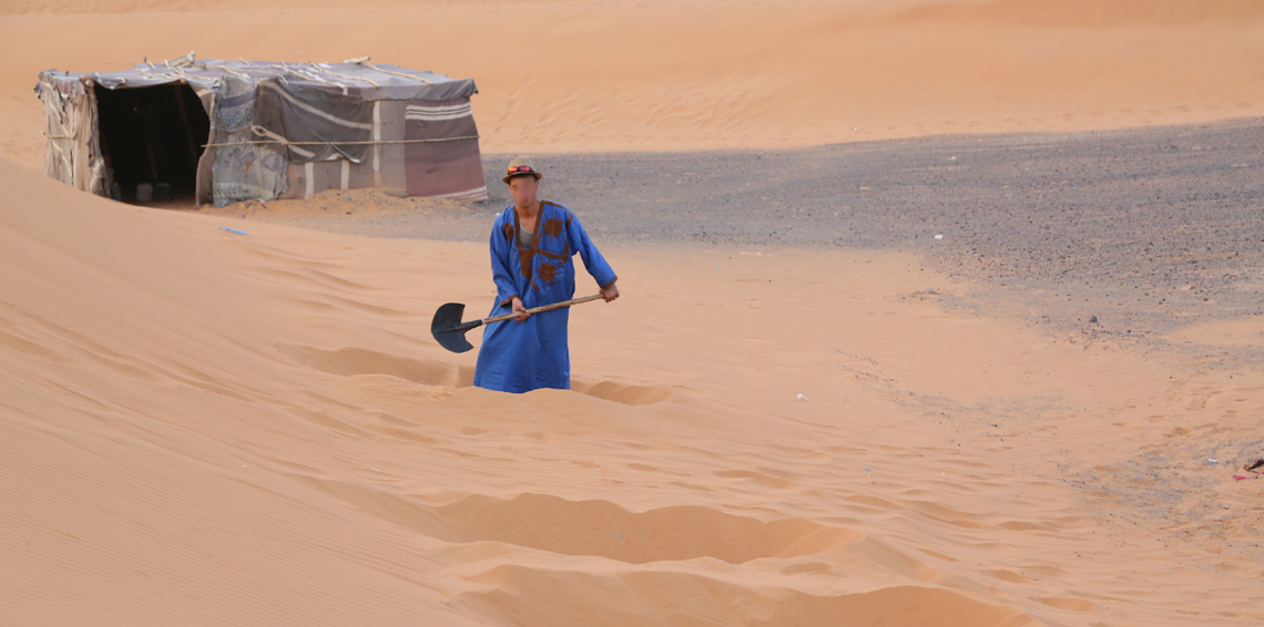 دفن رضيع في الرمال وهو حي