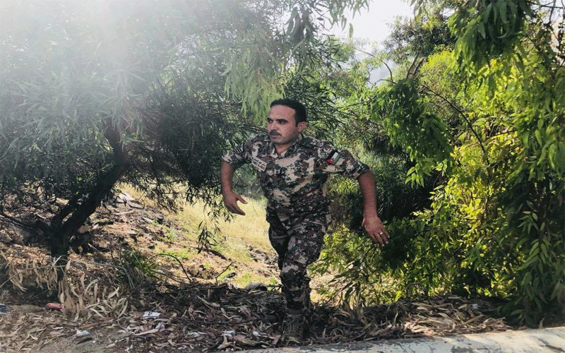 بالفيديو والصور :جندي اردني يعرض حياته