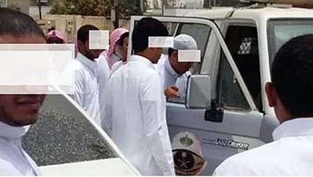 القبض على خطيب مخالف وإنزاله بالقوة