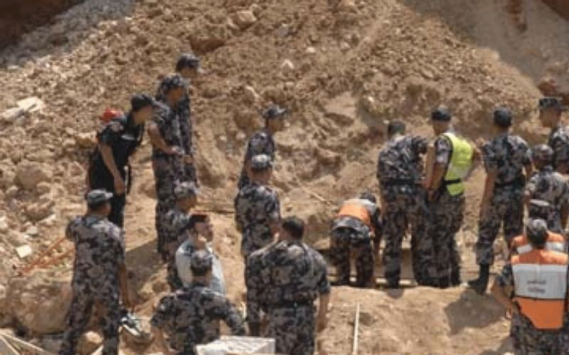 إصابة عاملين اثر سقوط جزئي لجدار