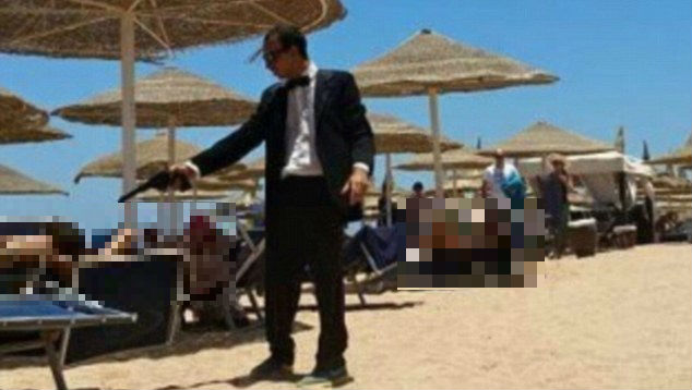 بالصور.. عامل يثير ذعر السياح بمسدس