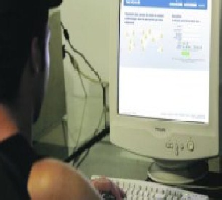 ثلاثيني أوهم حدث بأنه فتاة عبر
