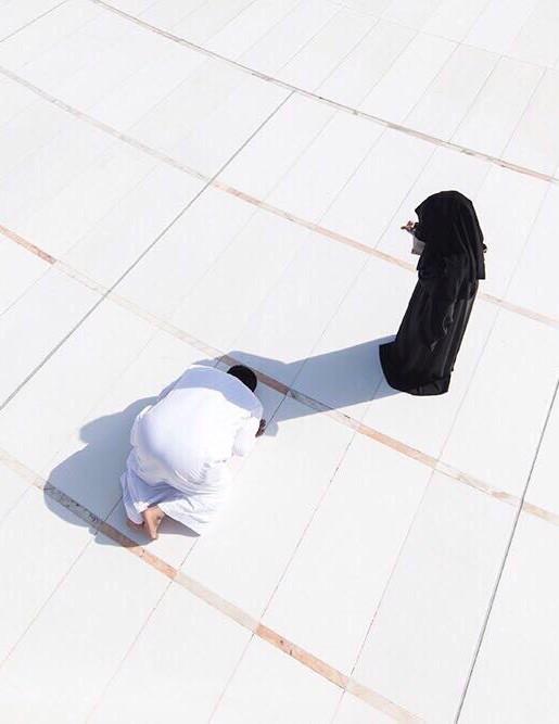 مصور لقطة المرأة مظللة زوجها ينشر