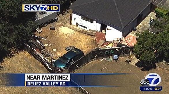 أمريكية مسنة تدهس زوجها أثناء ركنها