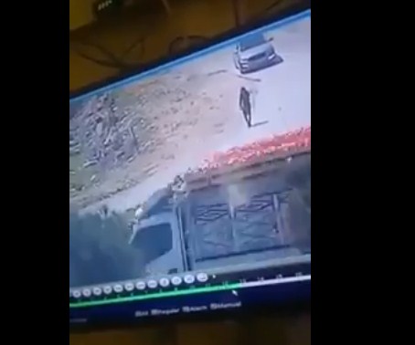 بالفيديو.. كاميرات مراقبة توثق اعتداء شباب