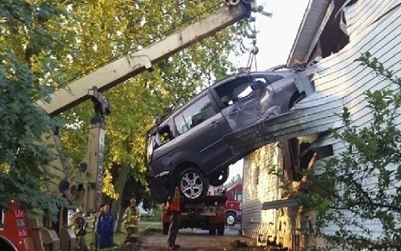 بالصور: يستيقظان ليجدا سيارة تخترق غرفة