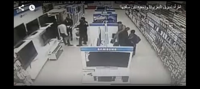 بالفيديو.. امرأة تسرق تليفزيونا وتخفيه بين