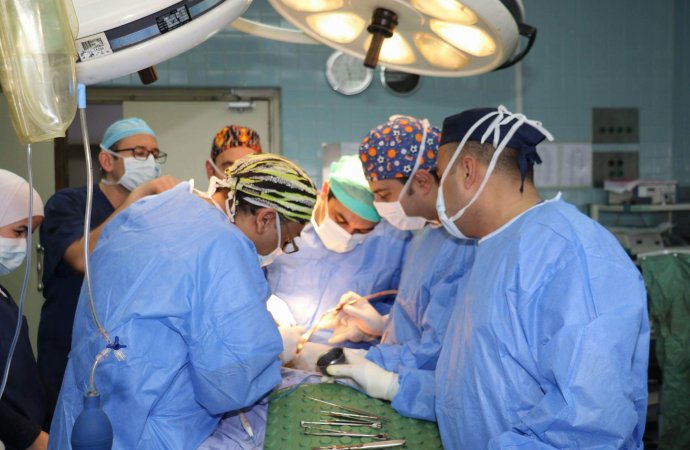 اجراء عمليات جراحة تجميل وترميم معقدة