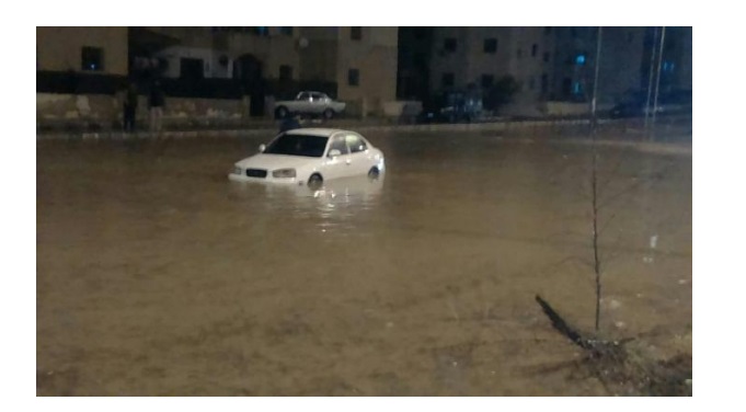 الأمطار تغرق شوارع في الزرقاء.. صور