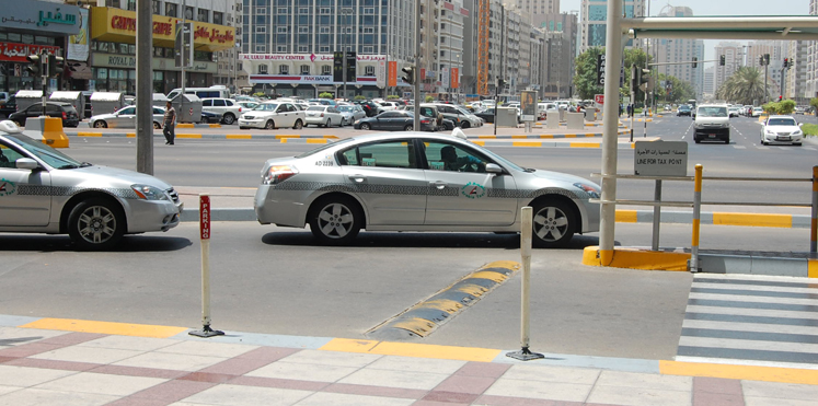 سائق تاكسي في أبوظبي يزعم مقايضته