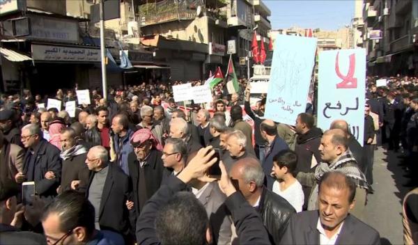 محتجون يخرجون في عدة محافظات احتجاجا