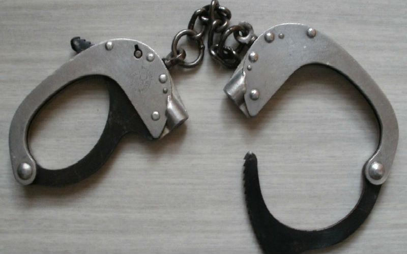 القبض على مطلوب بحقه 35 طلبا