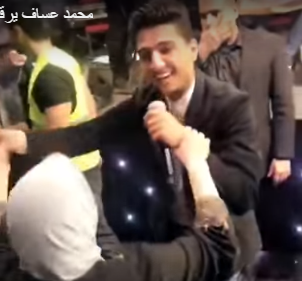 بالفيديو .. محمد عساف يراقص جدته