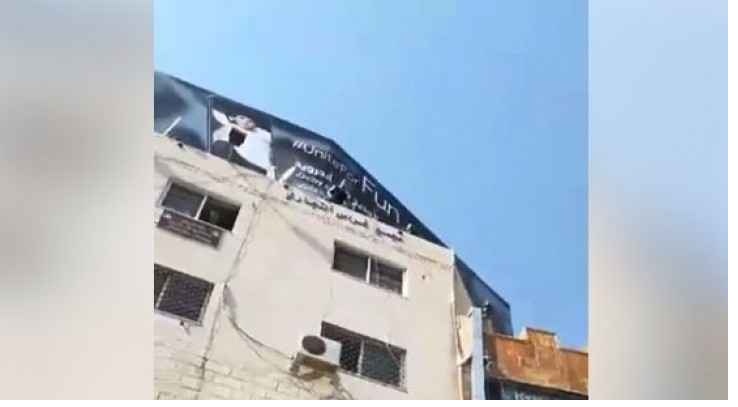 شاب يهدد بالانتحار بجبل الحسين بسبب