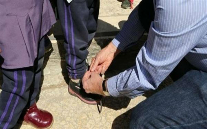 وزير خارجية البرازيل يربط حذاء طالبة