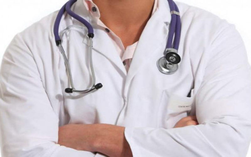 طالب طب يعتدي على مراقب امتحان