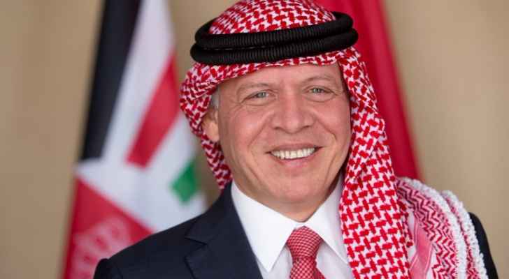 الملك يسلم علم جلالة القائد الأعلى