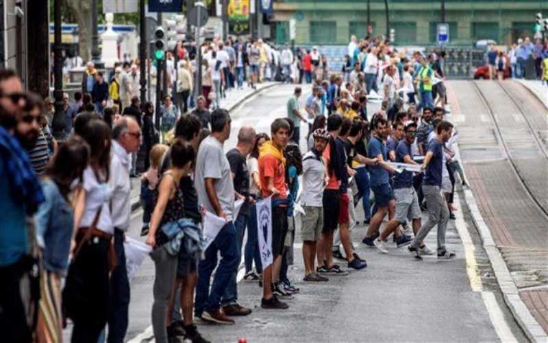 سلسلة بشرية بطول 202 كم للمطالبة