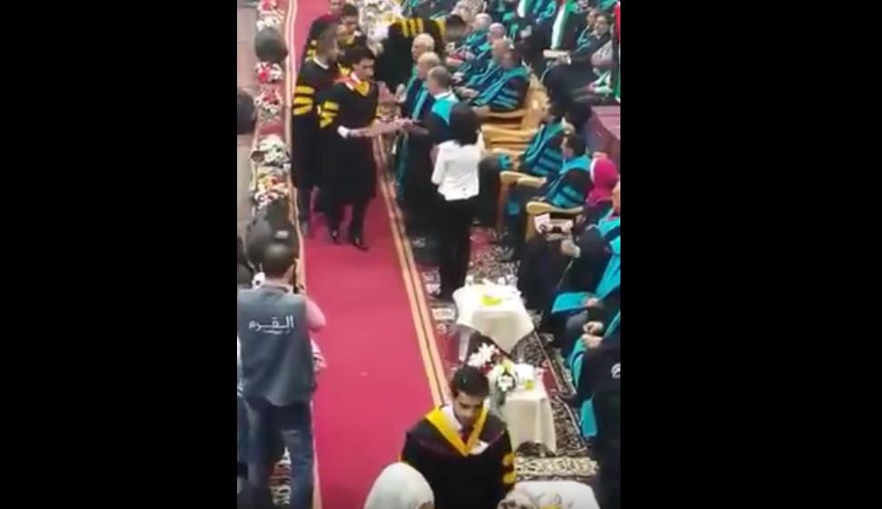 بصق على استاذه خلال حفل التخرج