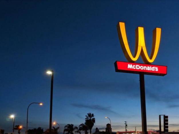 ماكدونالدز quotتقلبquot شعارها للاحتفاء بـ quotيوم