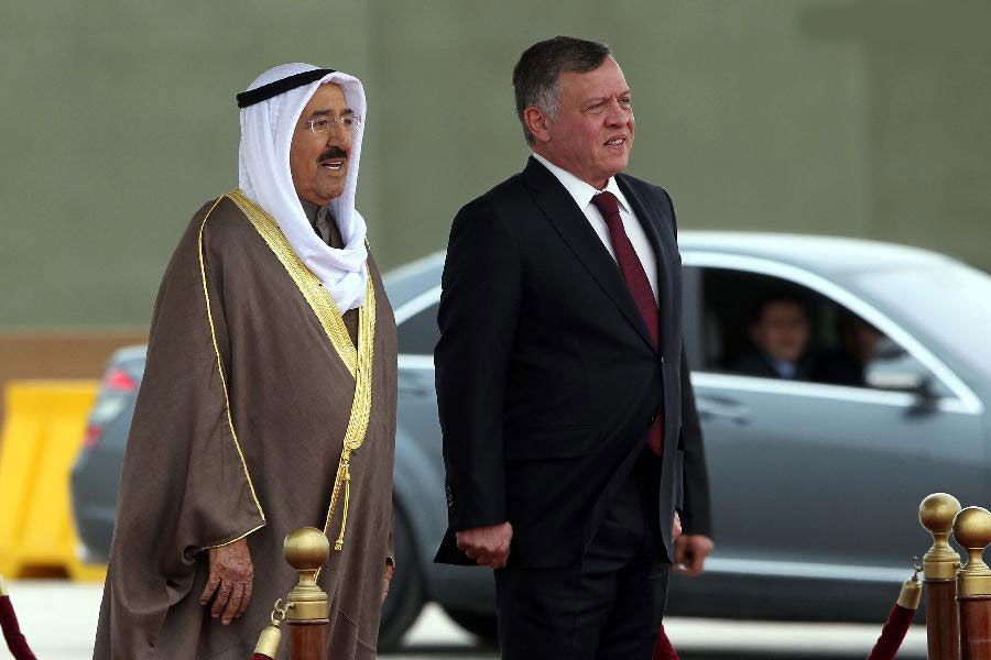 الملك يهنئ أمير دولة الكويت