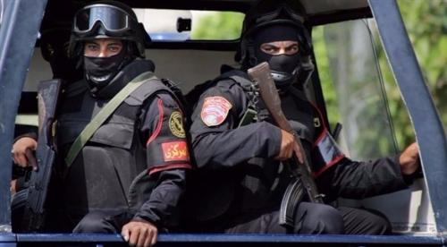 مقتل شخصين بينهما شرطي بإطلاق نار