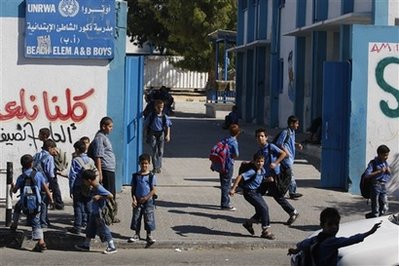مجددا .. الأونروا تلوح بتأجيل العام
