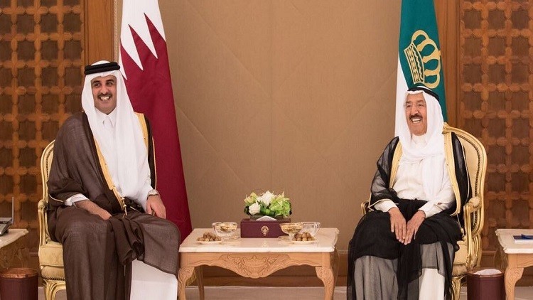أمير قطر يتسلم دعوة الكويت لحضور