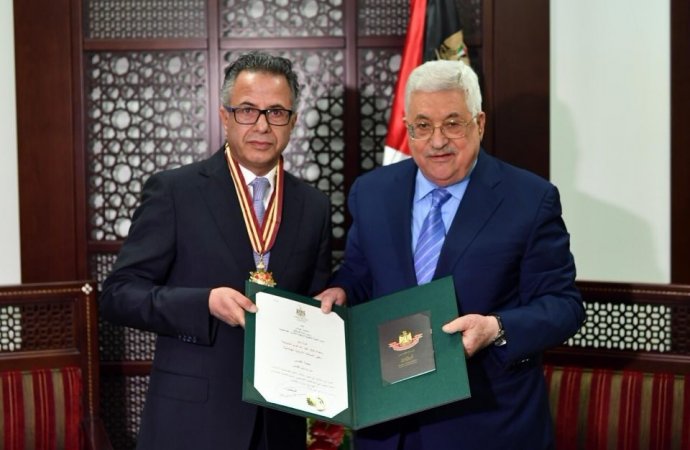 عباس يمنح الشوابكة وسام (نجمة القدس)