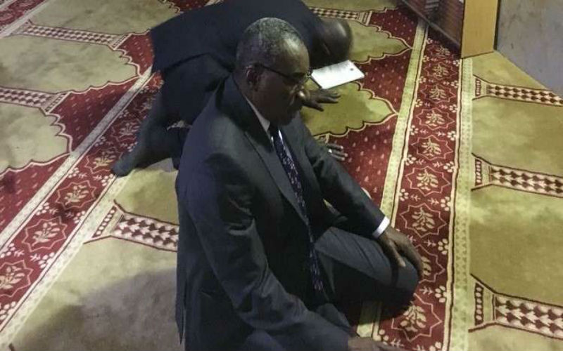 وزير خارجية السنغال يصلي في المسجد