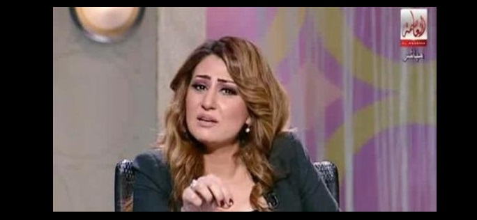 بعد أن فشلت بتهدئتهم.. مذيعة مصرية