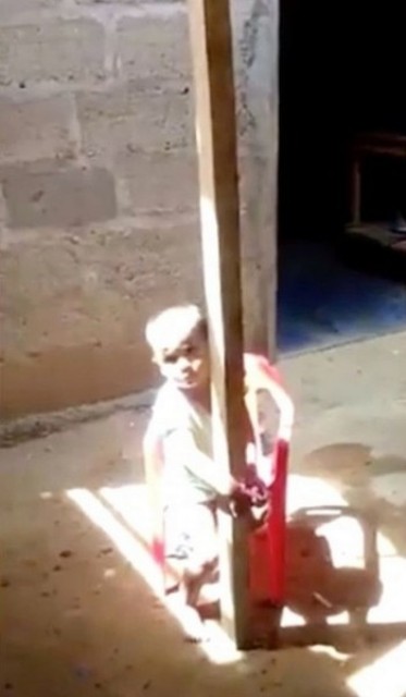 بالفيديو: لحظة تحرير الشرطة لطفل ربطته