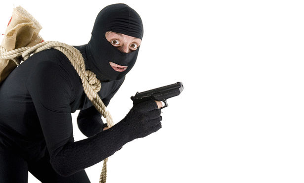 لص يوقظ أصحاب منزل بعد أن
