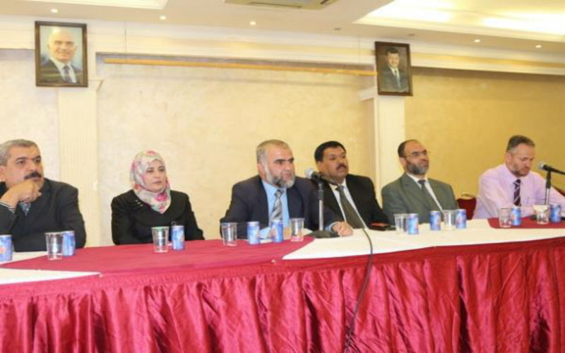 100 معلم ومعلمة يؤدون قسم الانتساب
