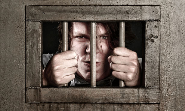 مجرمون يرتكبون 76 جريمة قتل و1000