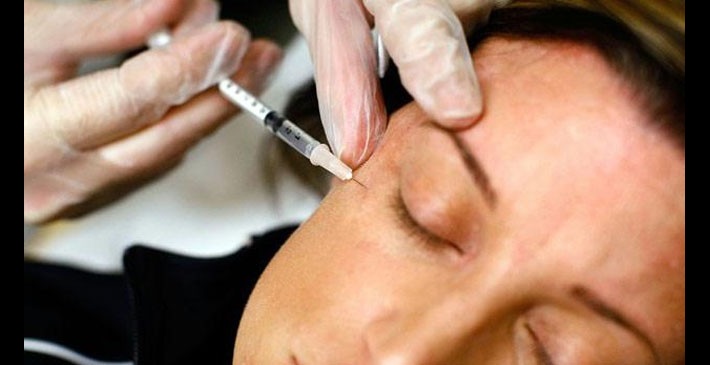 امراة تجري عمليات التجميل في منزلها