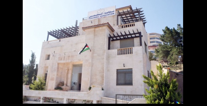 2000 معلم مهددون بالفصل والسجن في