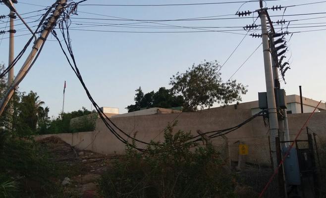 شاحنة تقطع الكهرباء عن بلدة الكفرين