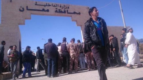 متعطلون يطالبون بالعمل مقابل مبنى محافظة
